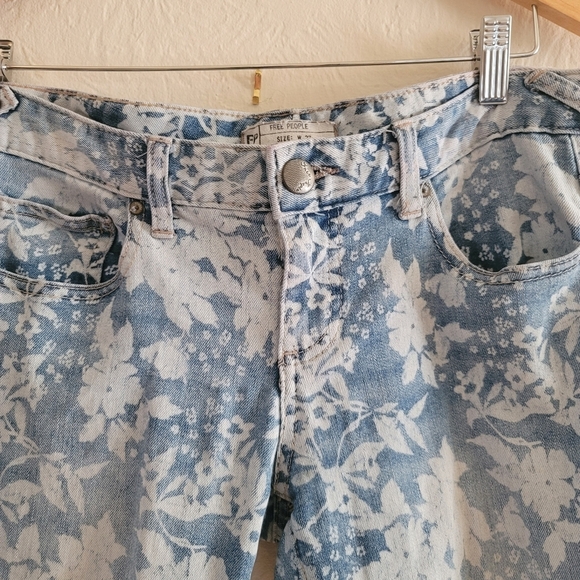Free People, Hawaiian Floral Skinny Jeans,‎ Size 27 - Picture 5 of 7